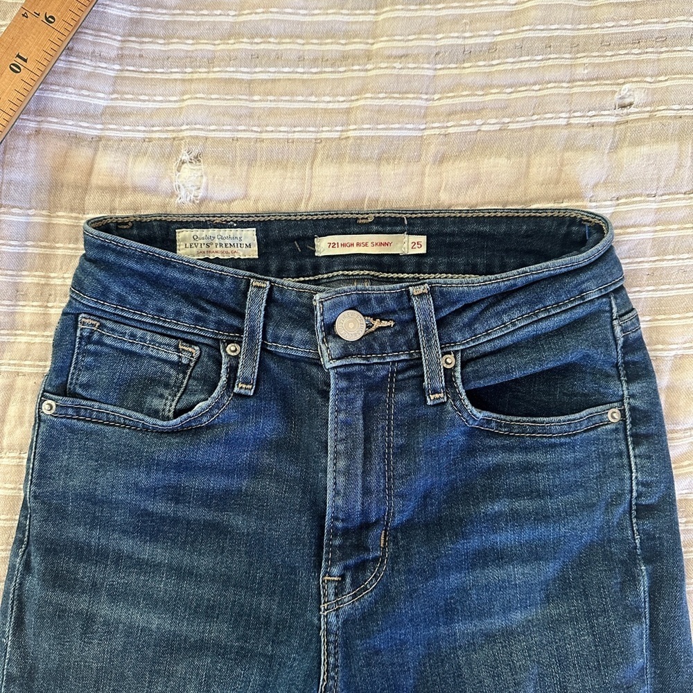 Dark Blue Distressed Levi’s Women's Jeans 25 waist - Picture 5 of 7